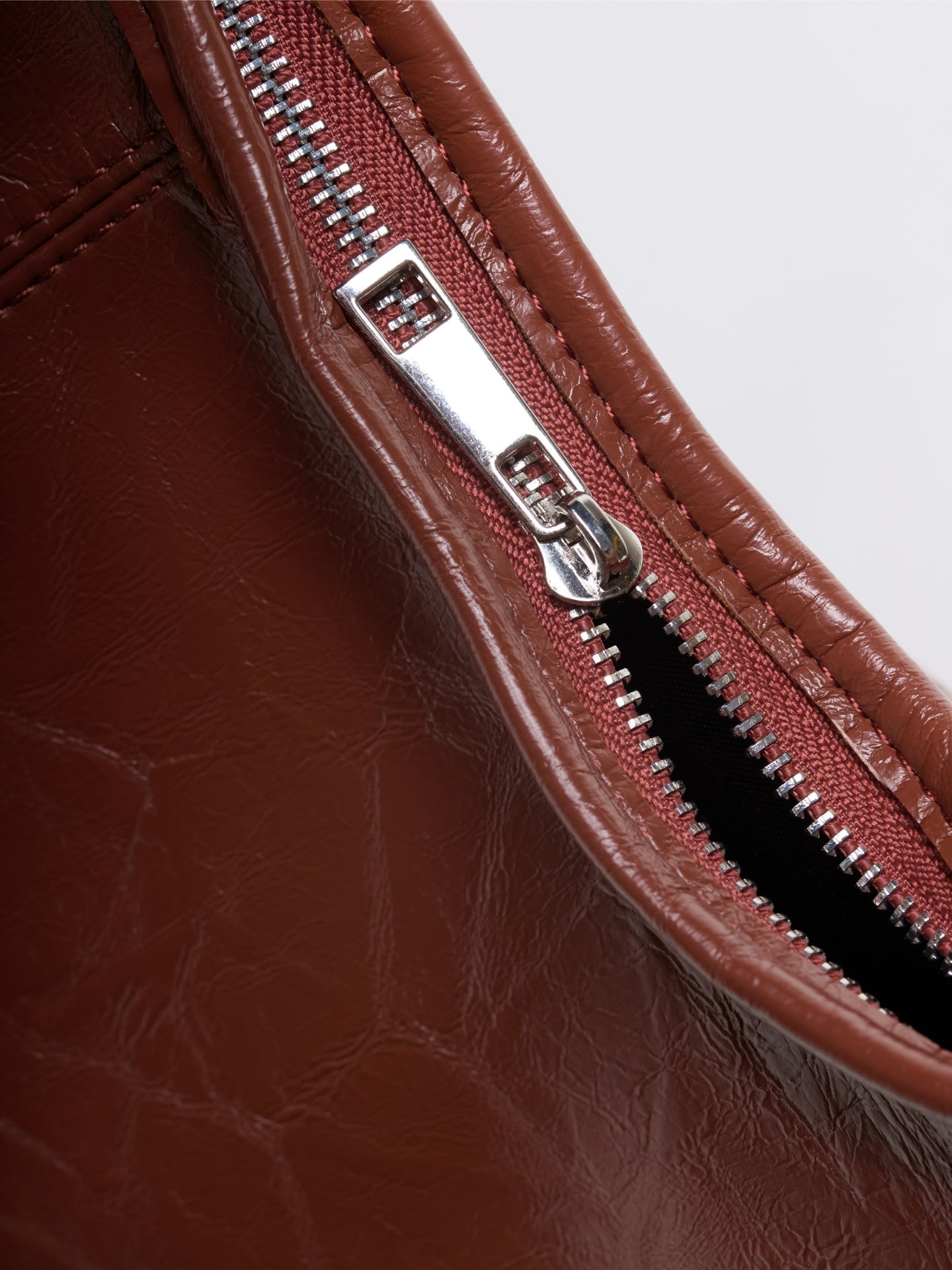 Grote Dames Schoudertas Glanzende Afwerking | Ruime Leren Look Tas met Pouch