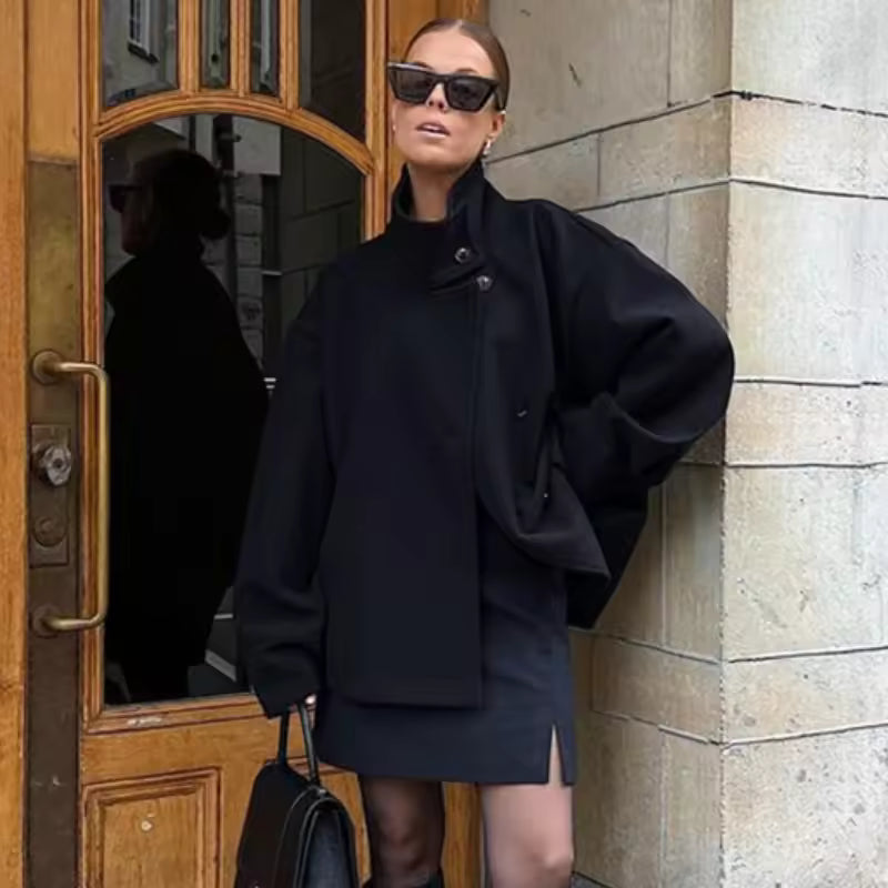 Dames jas kort model met een hoge kraag en ruime pasvorm | Wol-effect