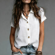 Dames witte blouse met V-hals en knoopsluiting en korte mouwen
