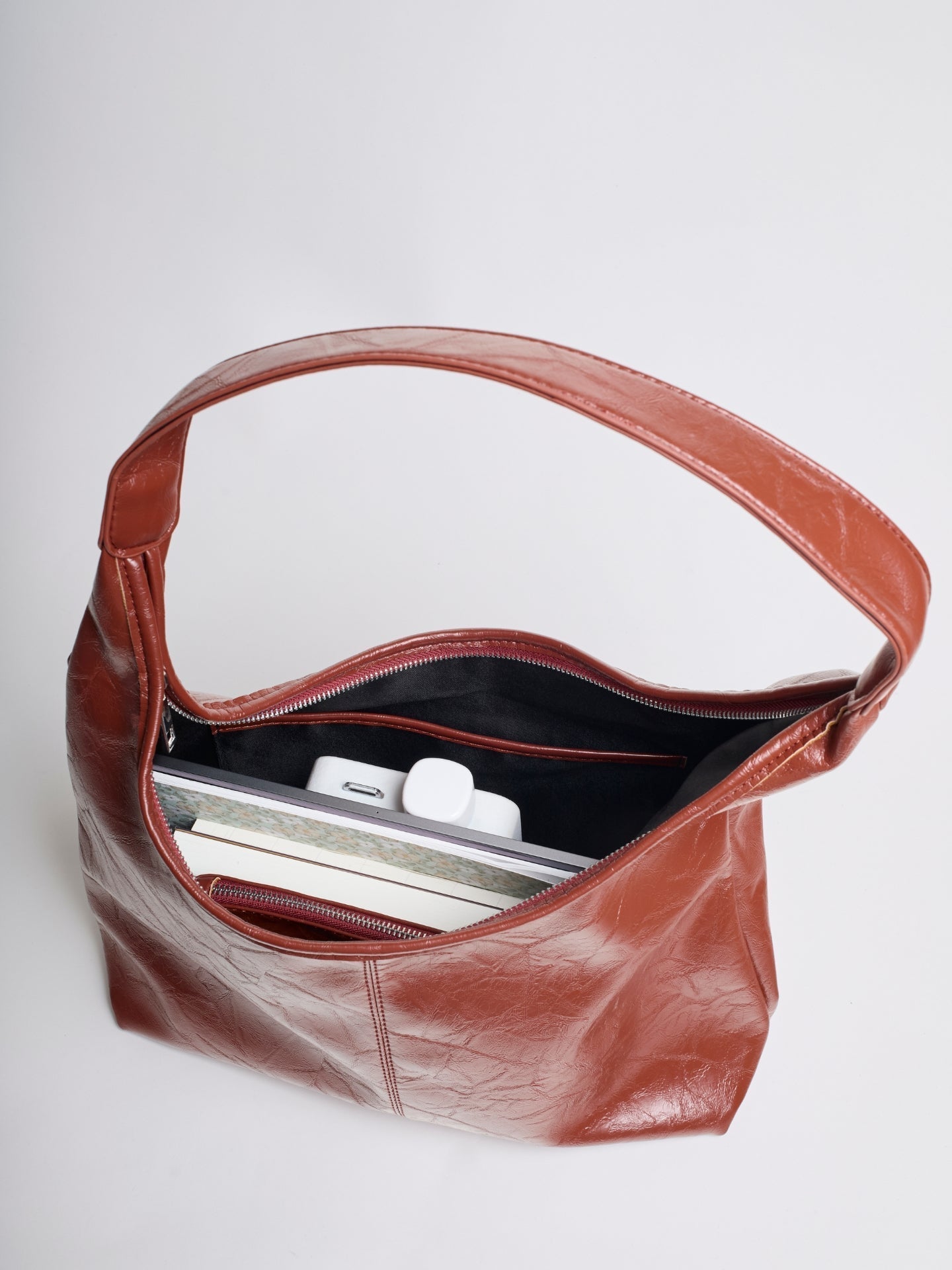Grote Dames Schoudertas Glanzende Afwerking | Ruime Leren Look Tas met Pouch