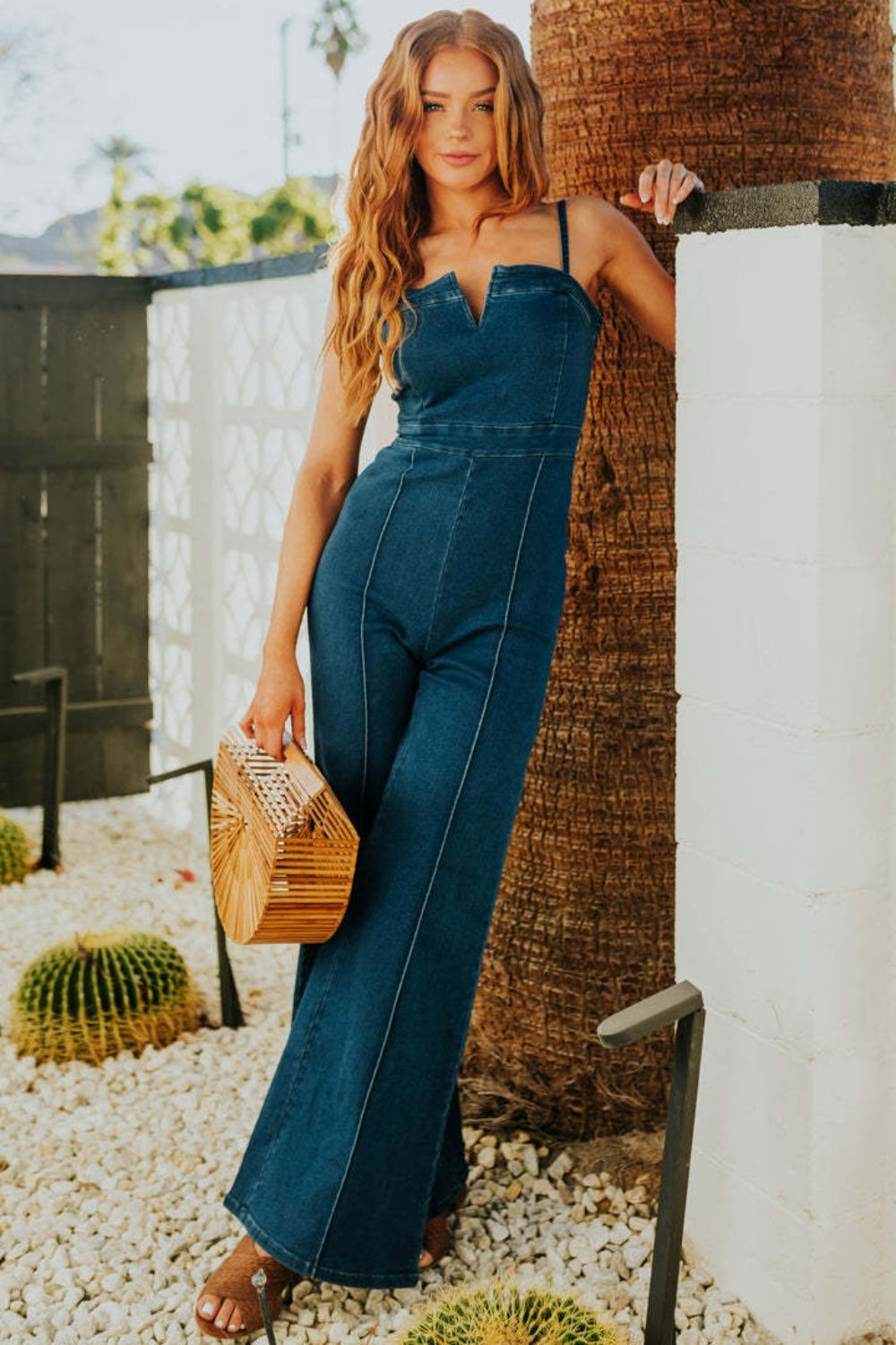 Dames denim jumpsuit met spaghetti bandjes en wijde pijpen