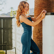 Dames denim jumpsuit met spaghetti bandjes en wijde pijpen