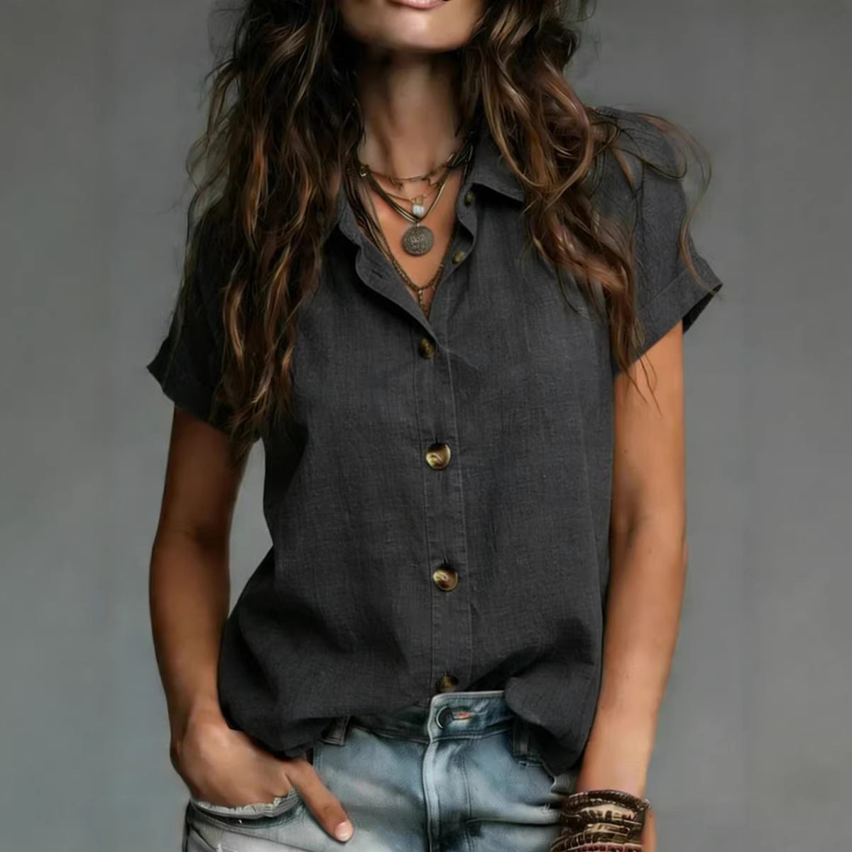 Dames witte blouse met V-hals en knoopsluiting en korte mouwen
