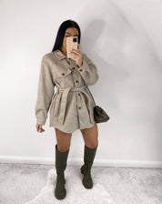 Dames beige shacket jurk met ceintuur - Voor koele avonden in deze zomer