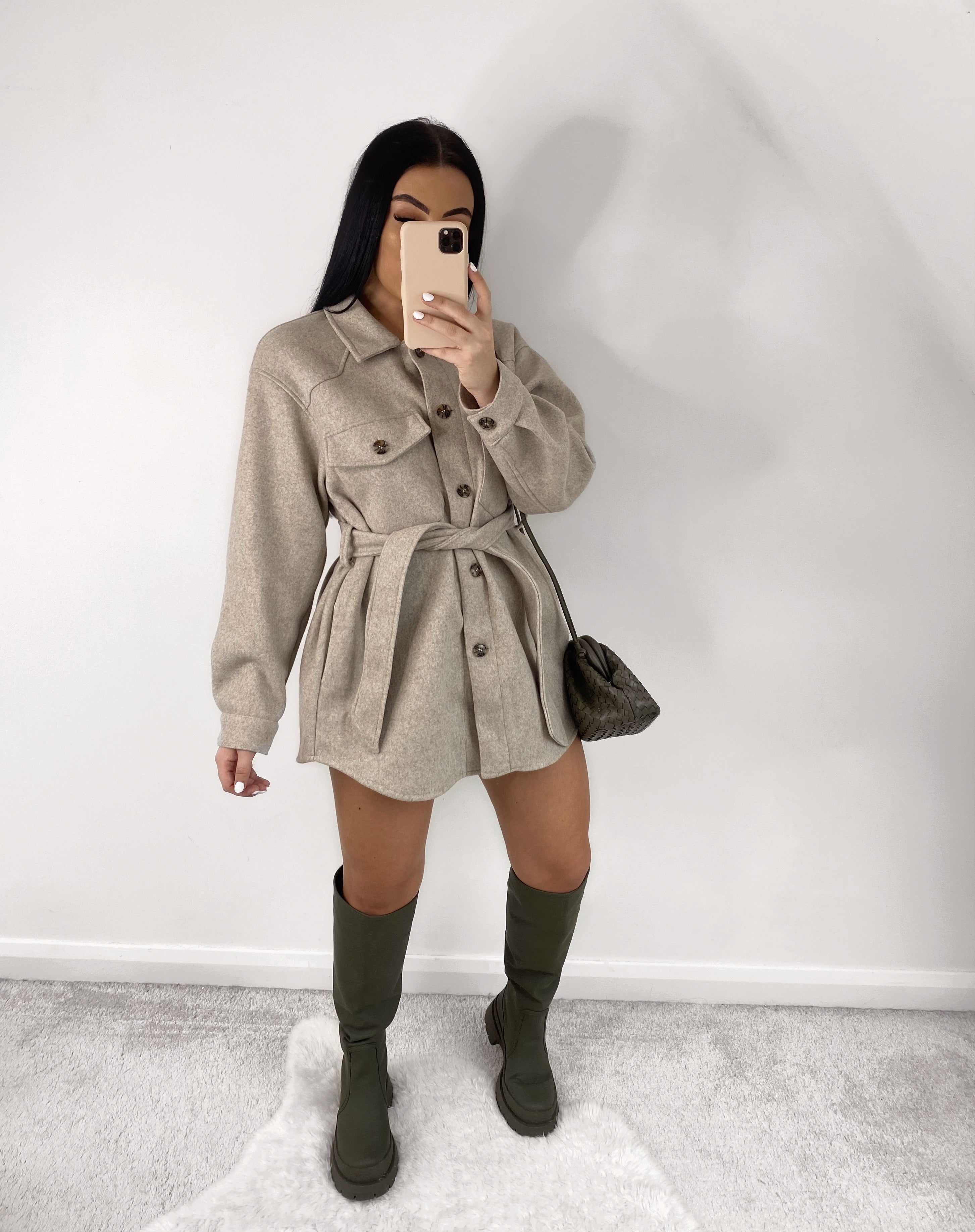 Dames beige shacket jurk met ceintuur - Voor koele avonden in deze zomer