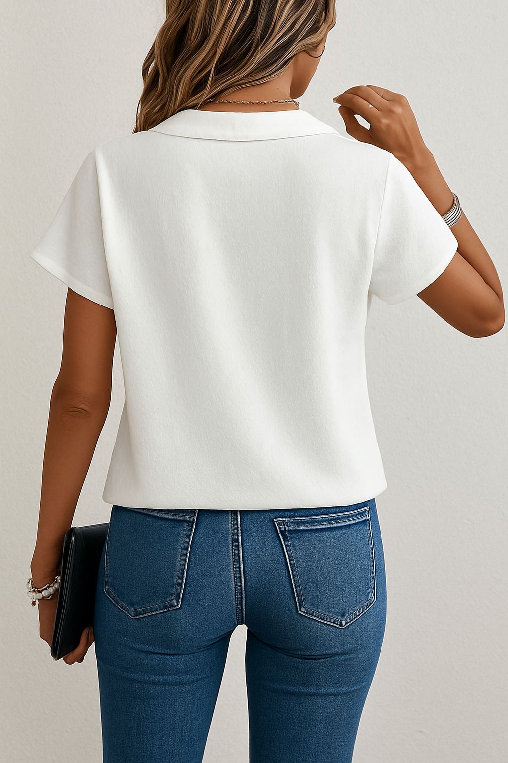 Dames witte blouse met V-hals en knoopsluiting en korte mouwen