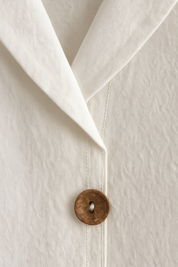 Dames witte blouse met V-hals en knoopsluiting en korte mouwen