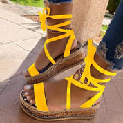 Dames sandalen met sleehak en kruisbandjes