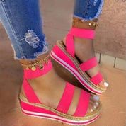 Dames sandalen met sleehak en kruisbandjes