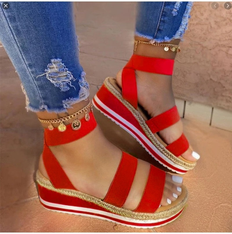 Dames sandalen met sleehak en kruisbandjes