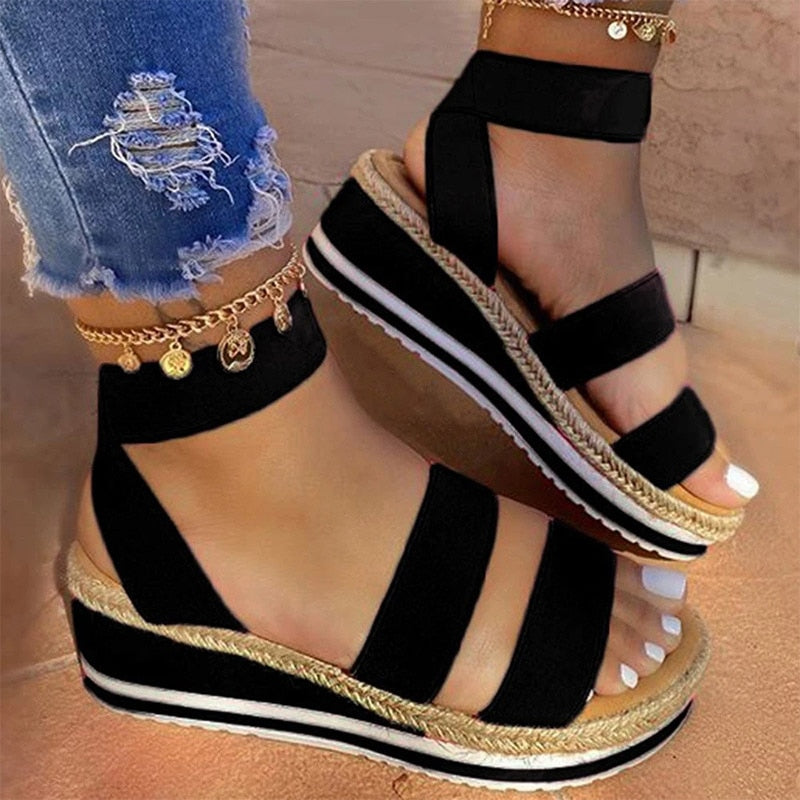 Dames sandalen met sleehak en kruisbandjes