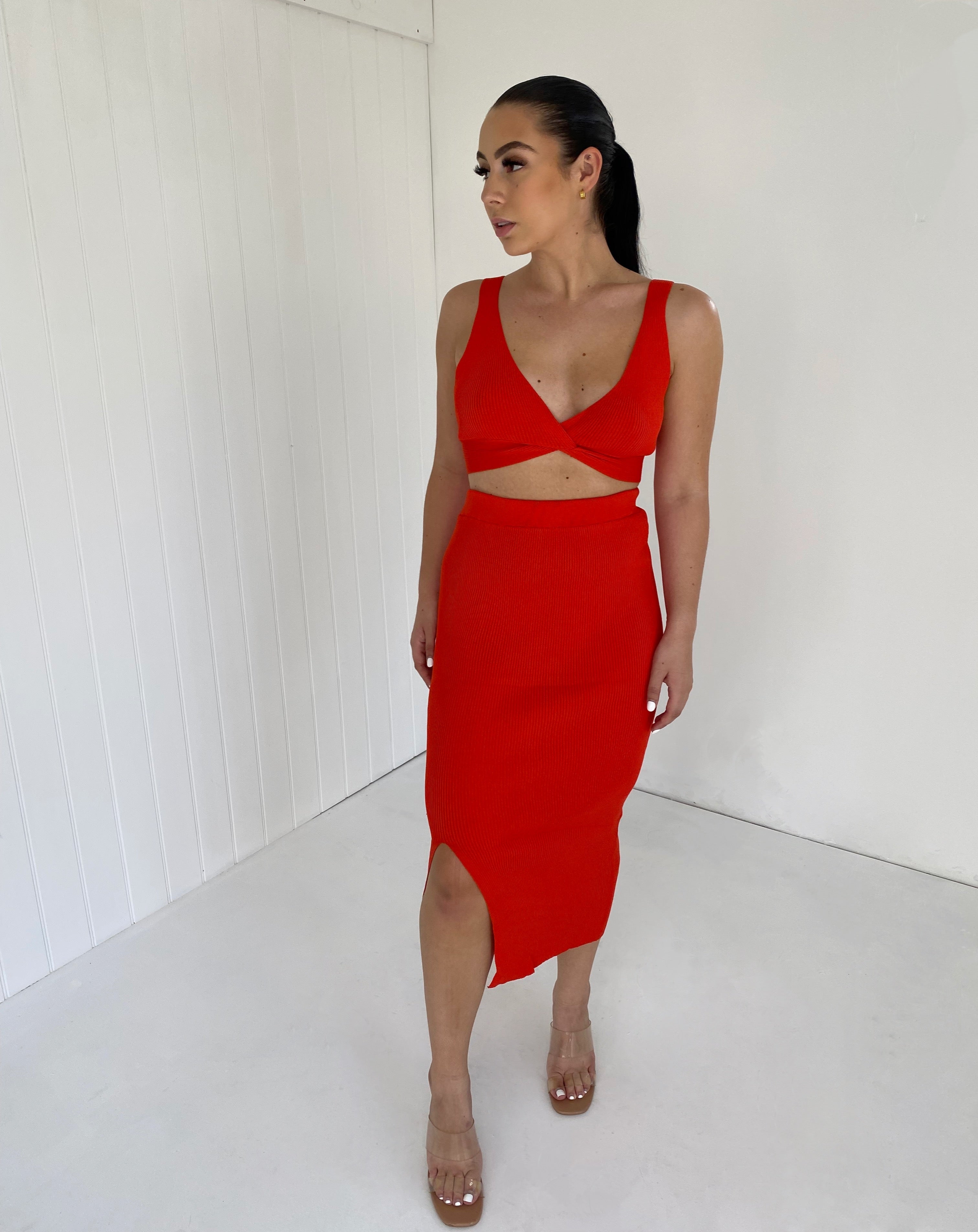Dames zomerset met bralet in rood - Cropped top en split rok midi
