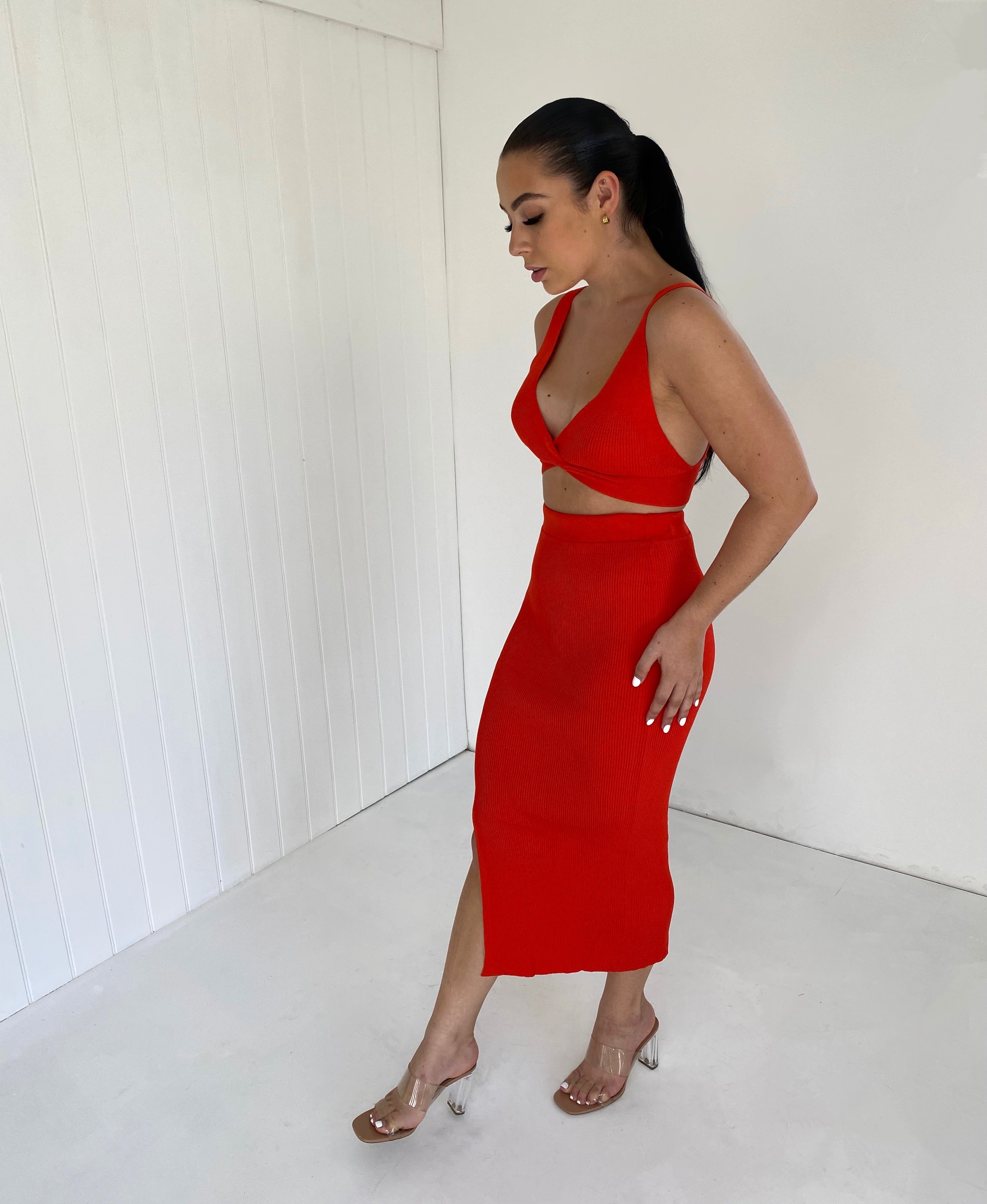 Dames zomerset met bralet in rood - Cropped top en split rok midi