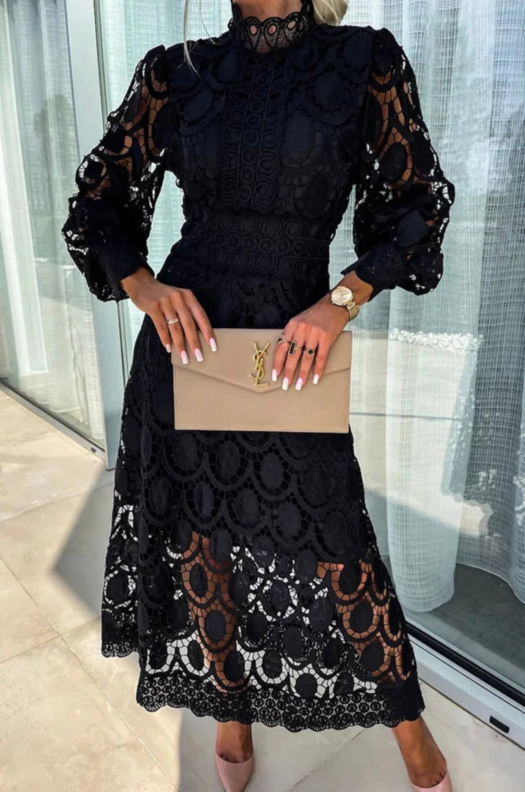 Dames zomerjurk met kanten details en midi lengte