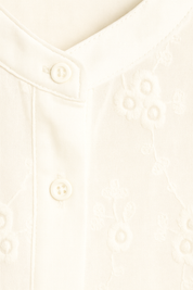 Witte dames blouse met borduurwerk v-hals