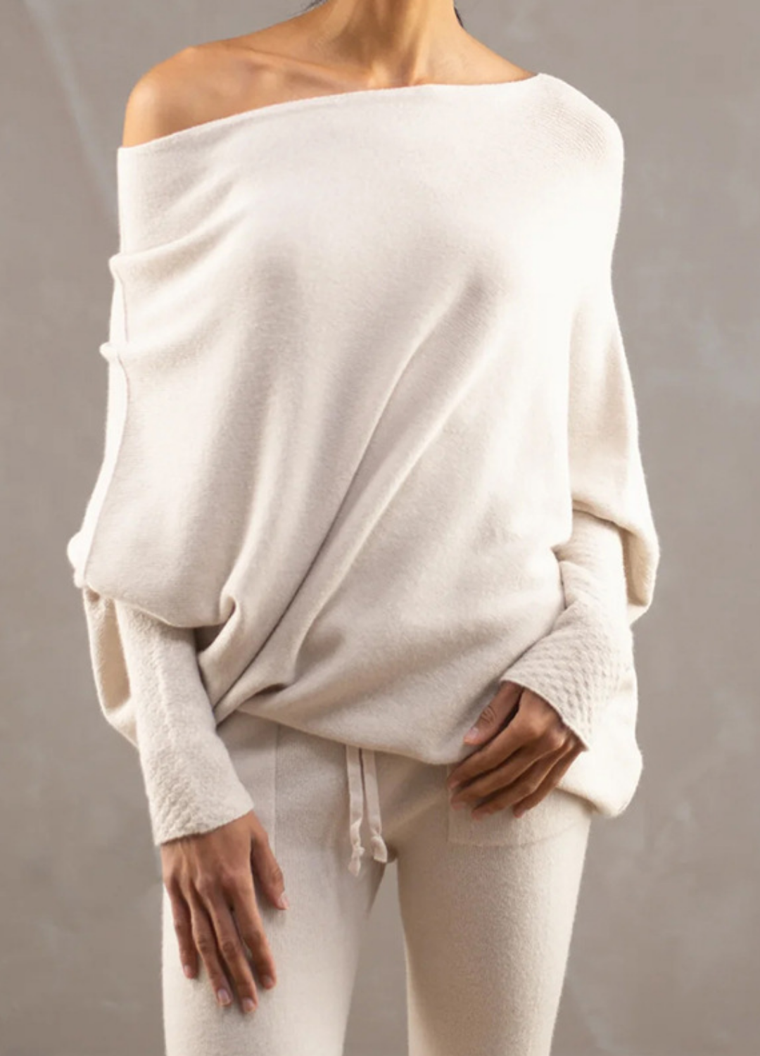 Elegante losvallende dames top | Luxe trui met wijde hals