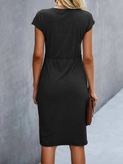 Dames jurk met ronde hals en taille detail | Korte mouw en knielengte
