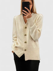Dames winter cardigan met v-hals | Zachte knit en hart knopen