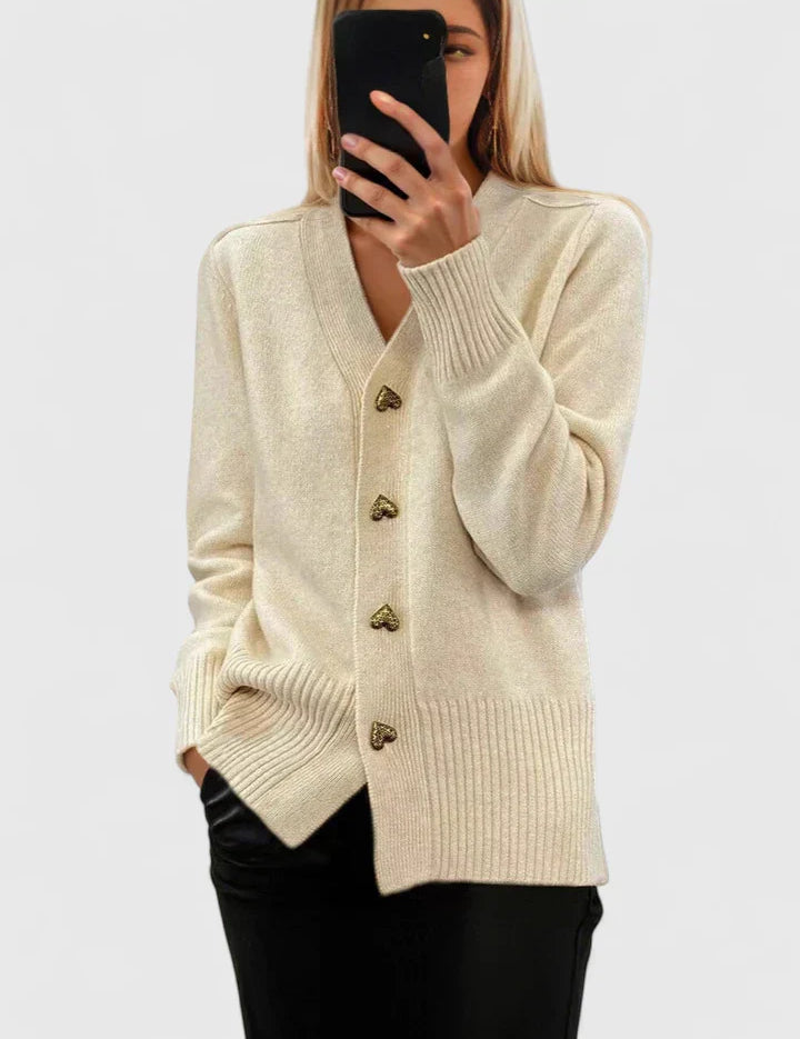 Dames winter cardigan met v-hals | Zachte knit en hart knopen