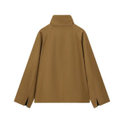 Korte stijlvolle dames mantel met hoge kraag voor de winter