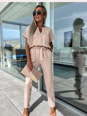 Dames zomerjumpsuit met V-hals en korte mouwen