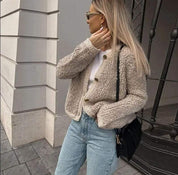 Korte teddy jas dames | Gebreid met knopen