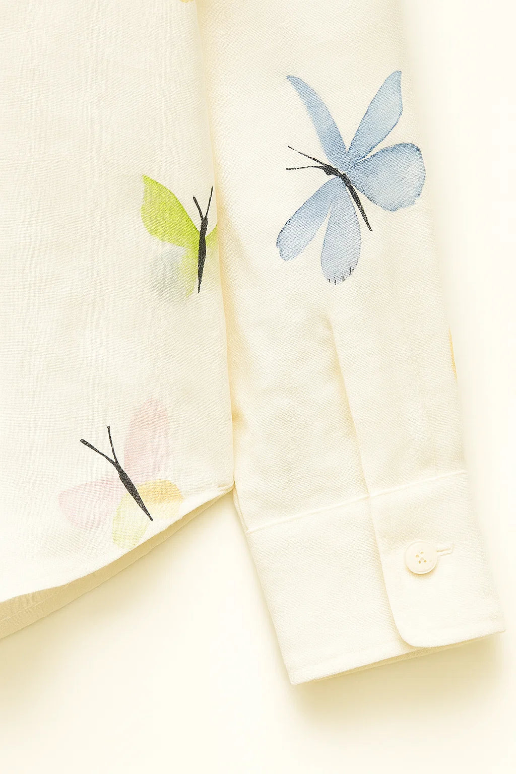 Dames blouse met vlinderprint en klassieke knoopsluiting