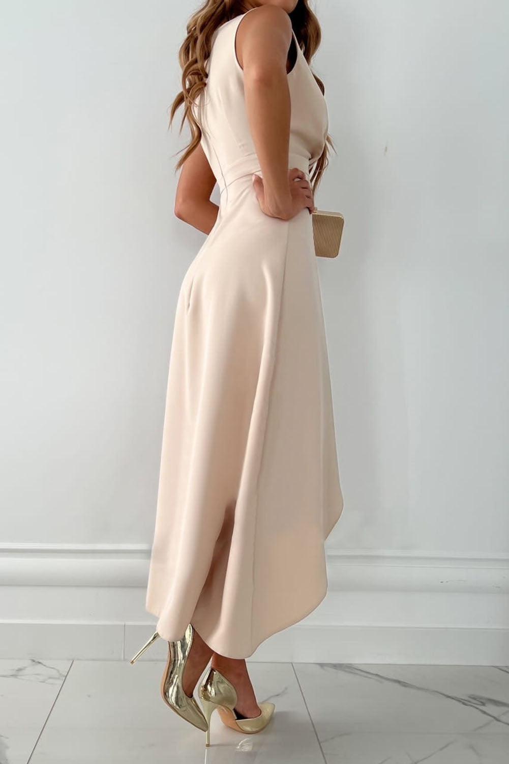 Dames midi avondjurk beige met V-hals en wikkelmodel