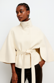 Korte dames mantel met ceintuur | Warme jas met hoge kraag