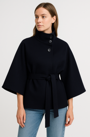 Korte dames mantel met ceintuur | Warme jas met hoge kraag