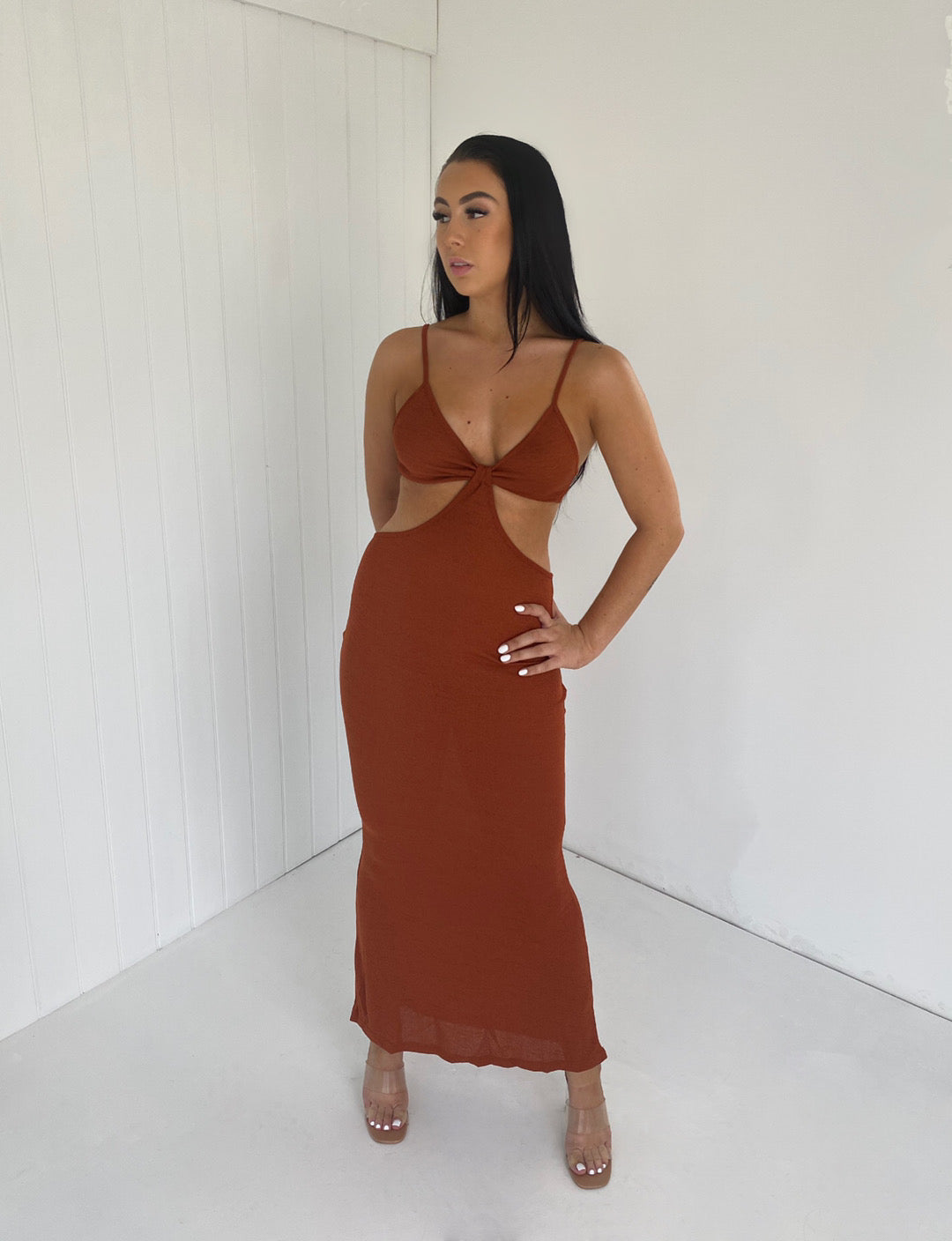 Dames zomermaxi jurk met strik en cut-out details