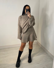 Dames gebreide trui en mini rok set taupe - Voor koele zomeravonden