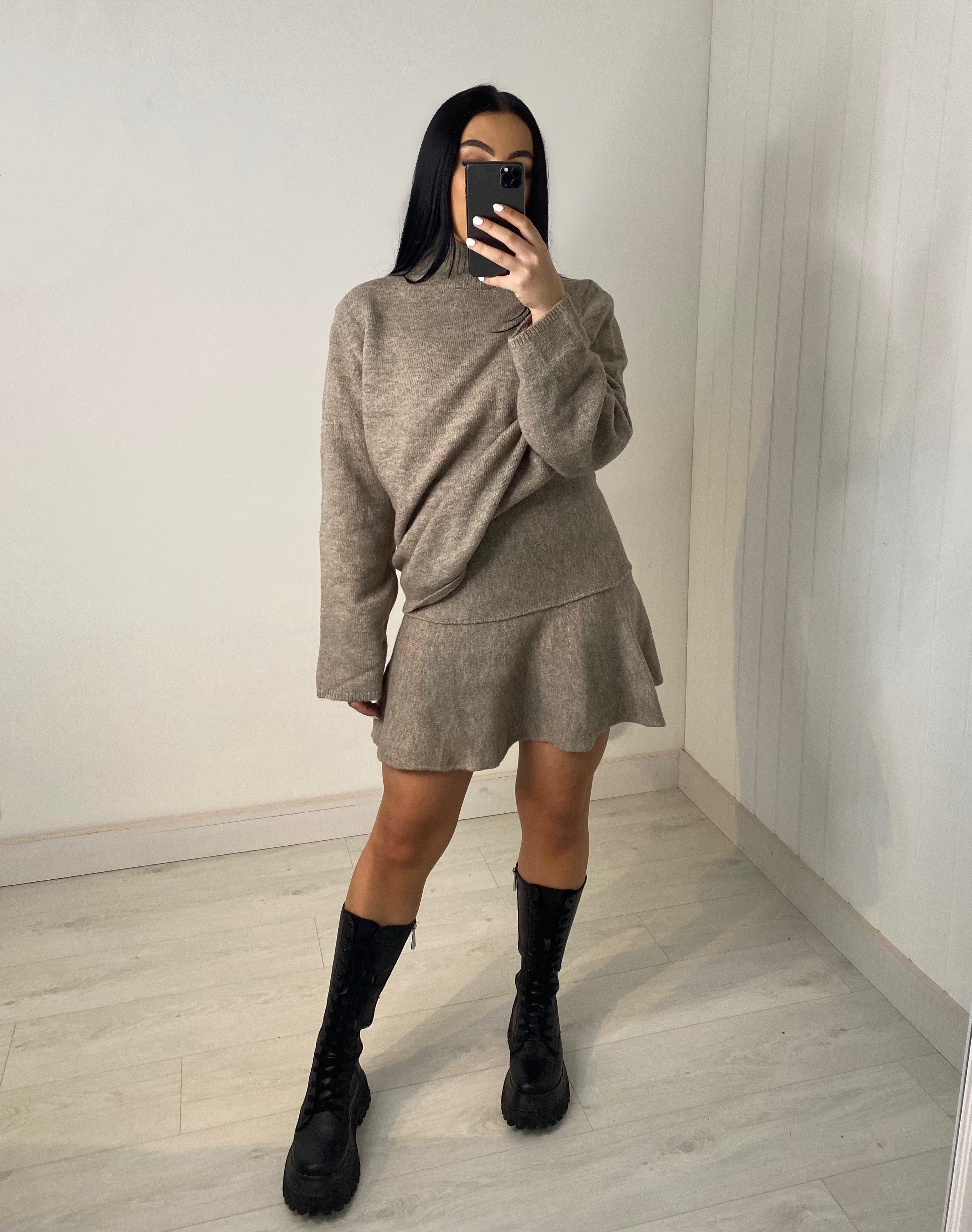 Dames gebreide trui en mini rok set taupe - Voor koele zomeravonden