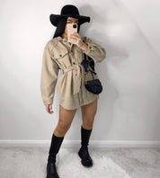 Dames beige shacket jurk met ceintuur - Voor koele avonden in deze zomer