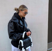 Dames oversized leren jas in zwart met cropped stijl
