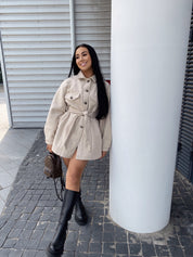 Dames beige shacket jurk met ceintuur - Voor koele avonden in deze zomer