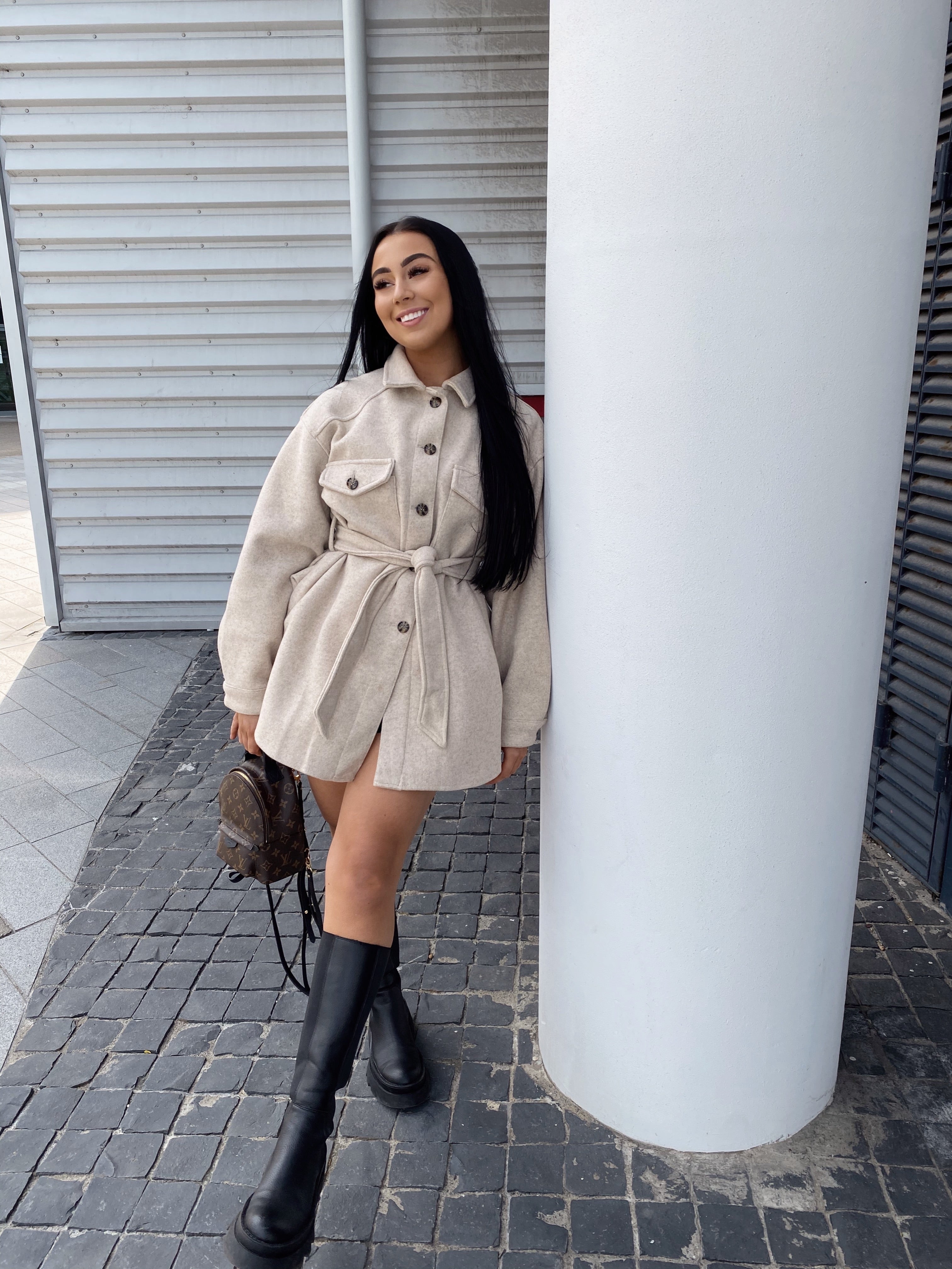 Dames beige shacket jurk met ceintuur - Voor koele avonden in deze zomer