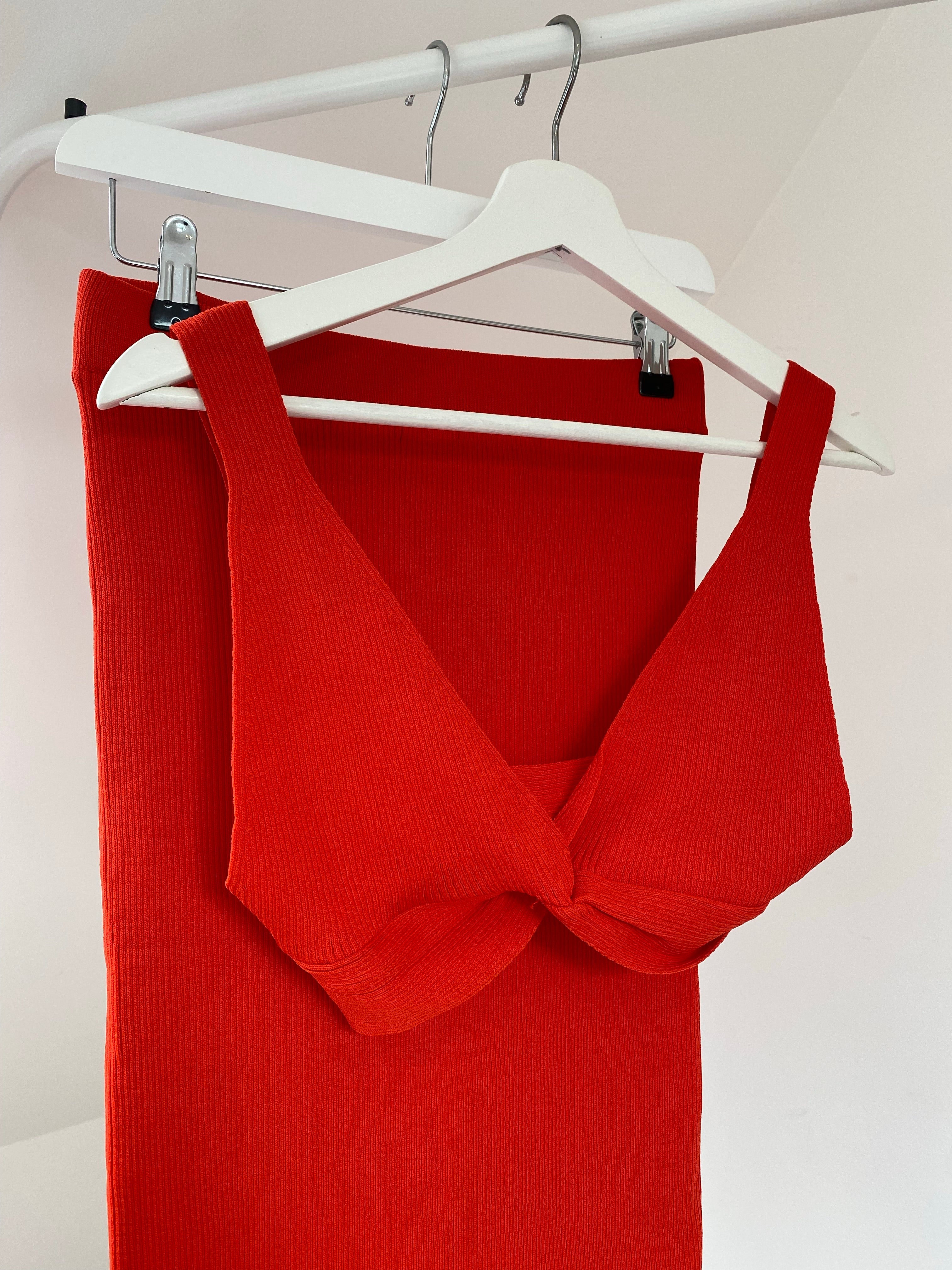 Dames zomerset met bralet in rood - Cropped top en split rok midi
