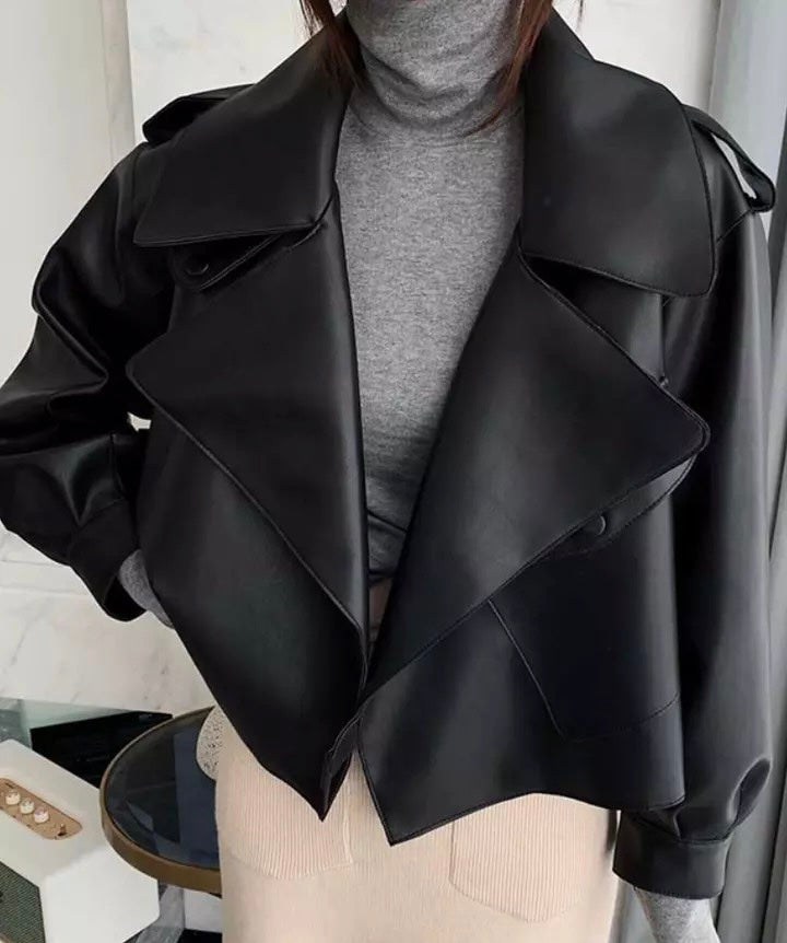 Dames oversized leren jas in zwart met cropped stijl