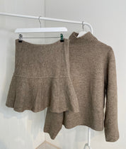 Dames gebreide trui en mini rok set taupe - Voor koele zomeravonden