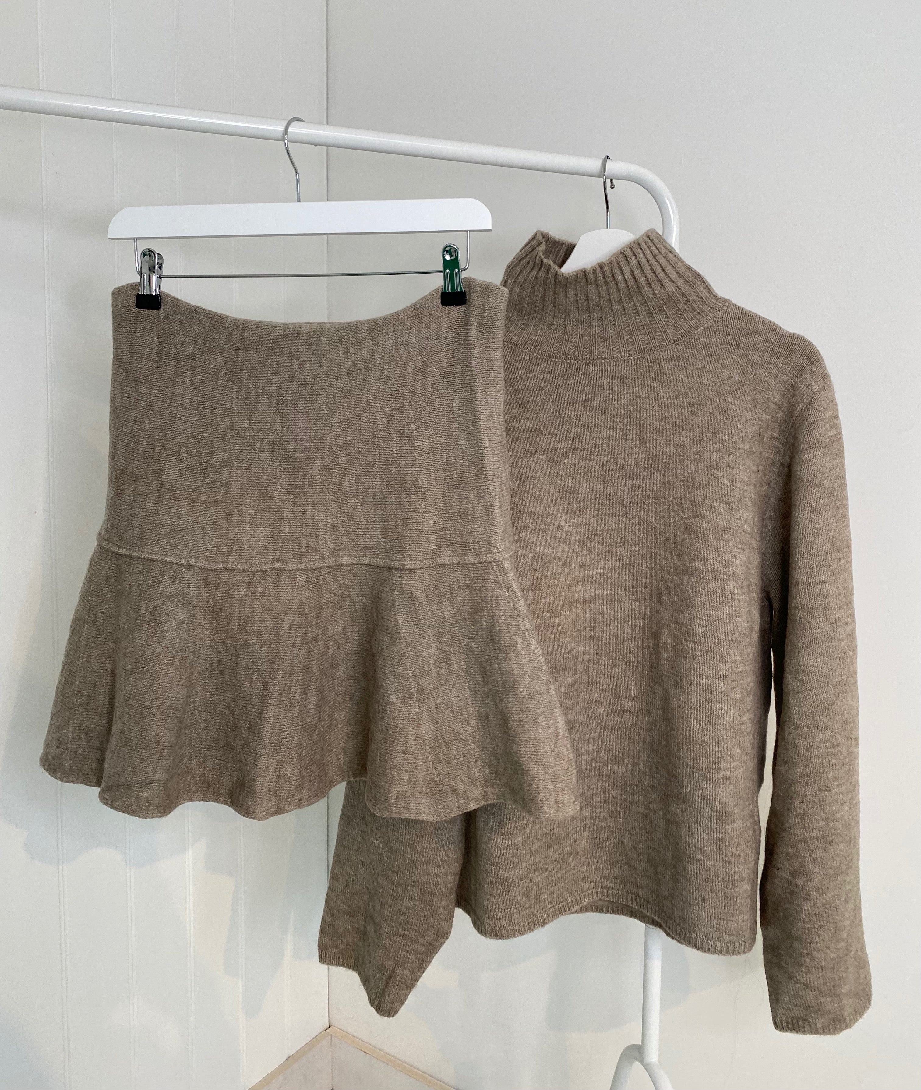 Dames gebreide trui en mini rok set taupe - Voor koele zomeravonden