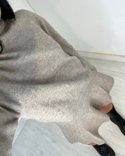 Dames gebreide trui en mini rok set taupe - Voor koele zomeravonden