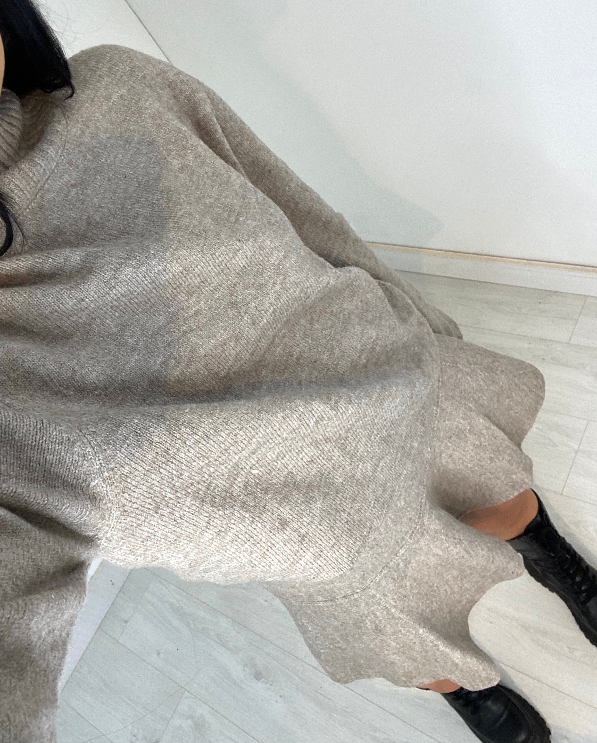 Dames gebreide trui en mini rok set taupe - Voor koele zomeravonden