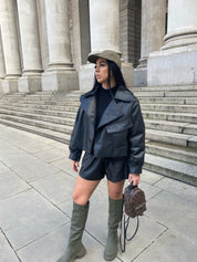 Dames oversized leren jas in zwart met cropped stijl