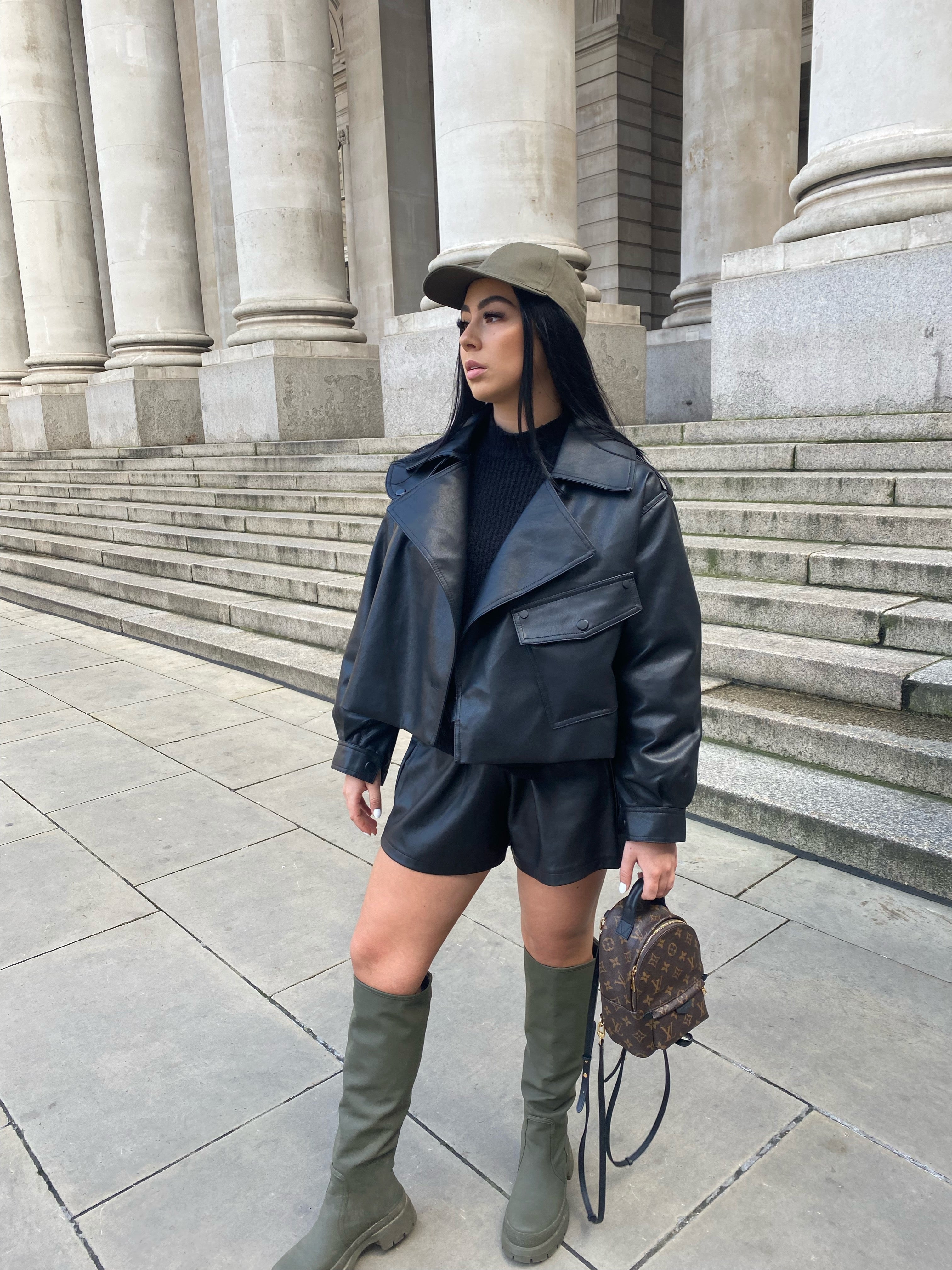 Dames oversized leren jas in zwart met cropped stijl