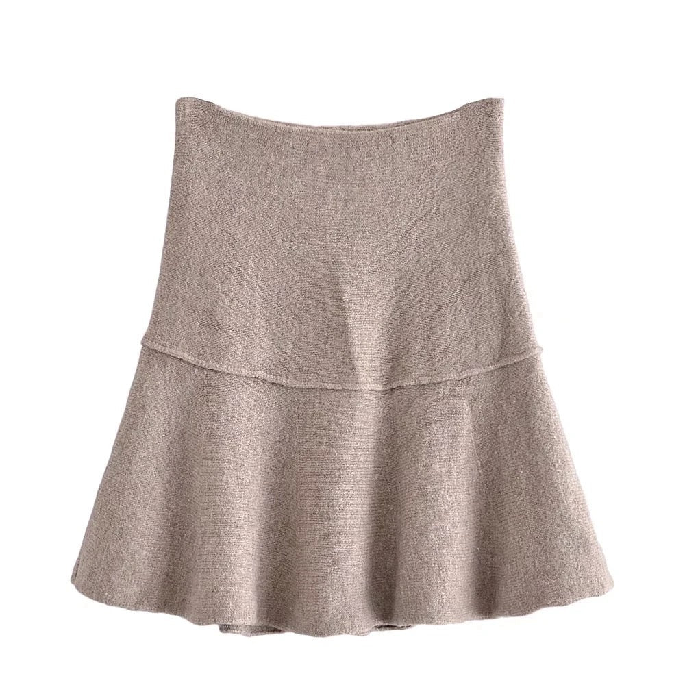 Dames gebreide trui en mini rok set taupe - Voor koele zomeravonden