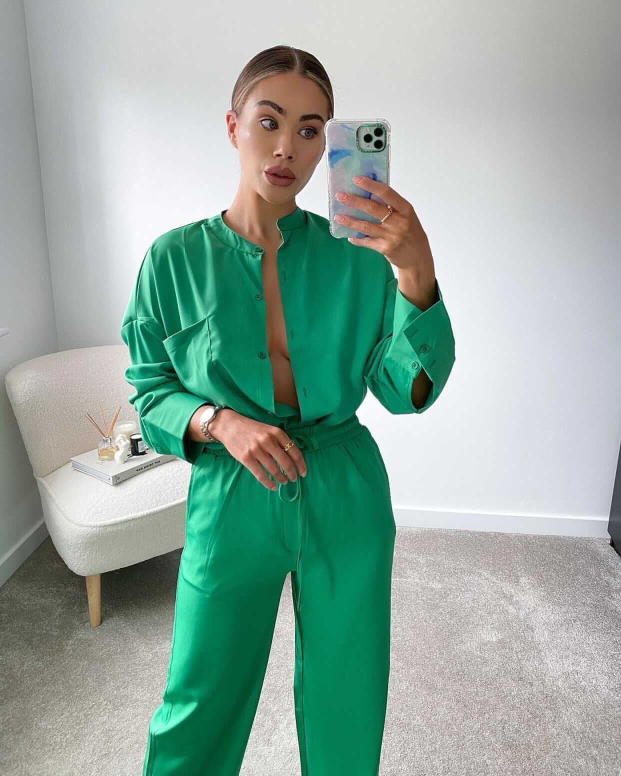 Dames satijnen set met wijde broek en oversized blouse