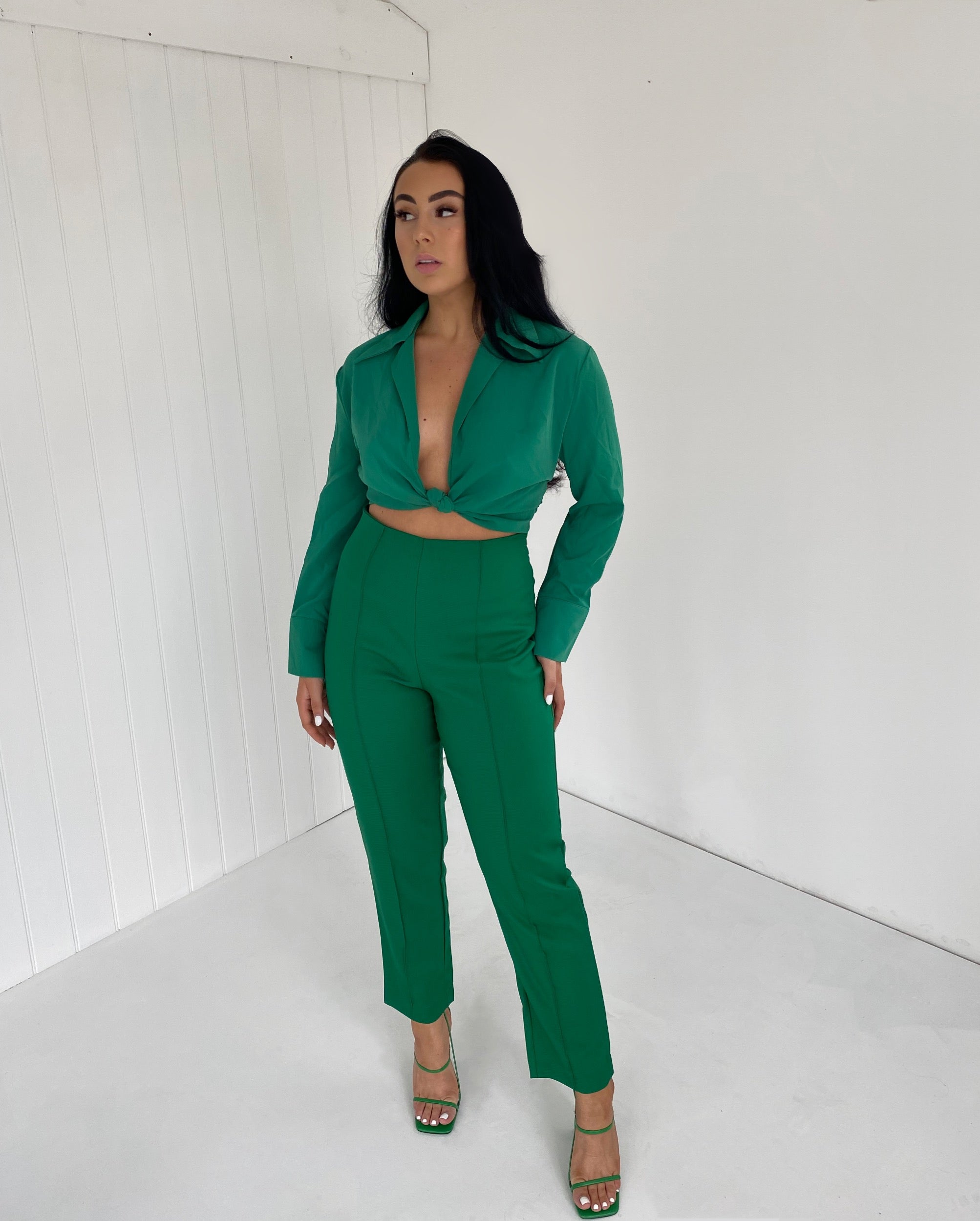 Dames crop top met knoop detail groen