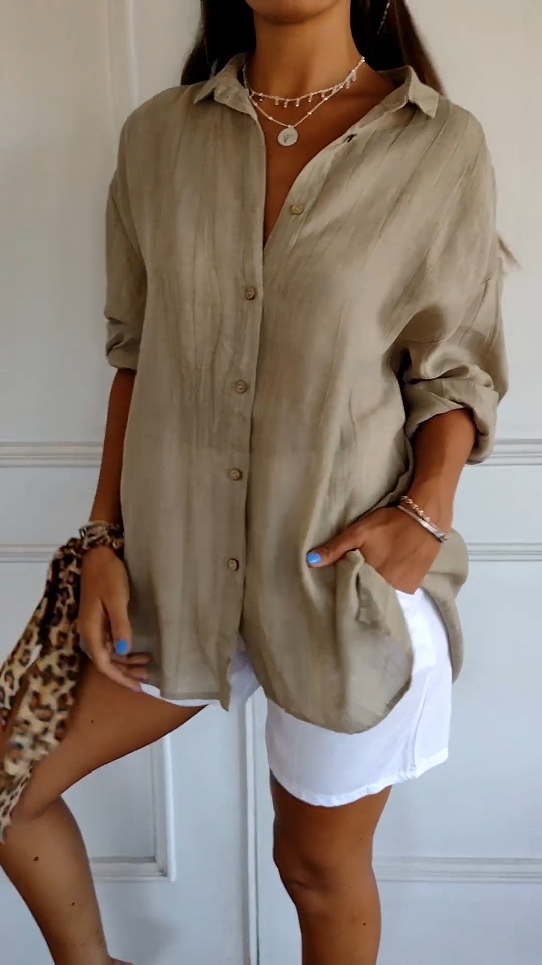 Women's blouse with button closure and classic collar