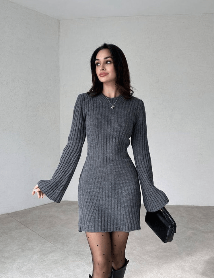 Ribgebreide korte winterjurk met lange mouwen